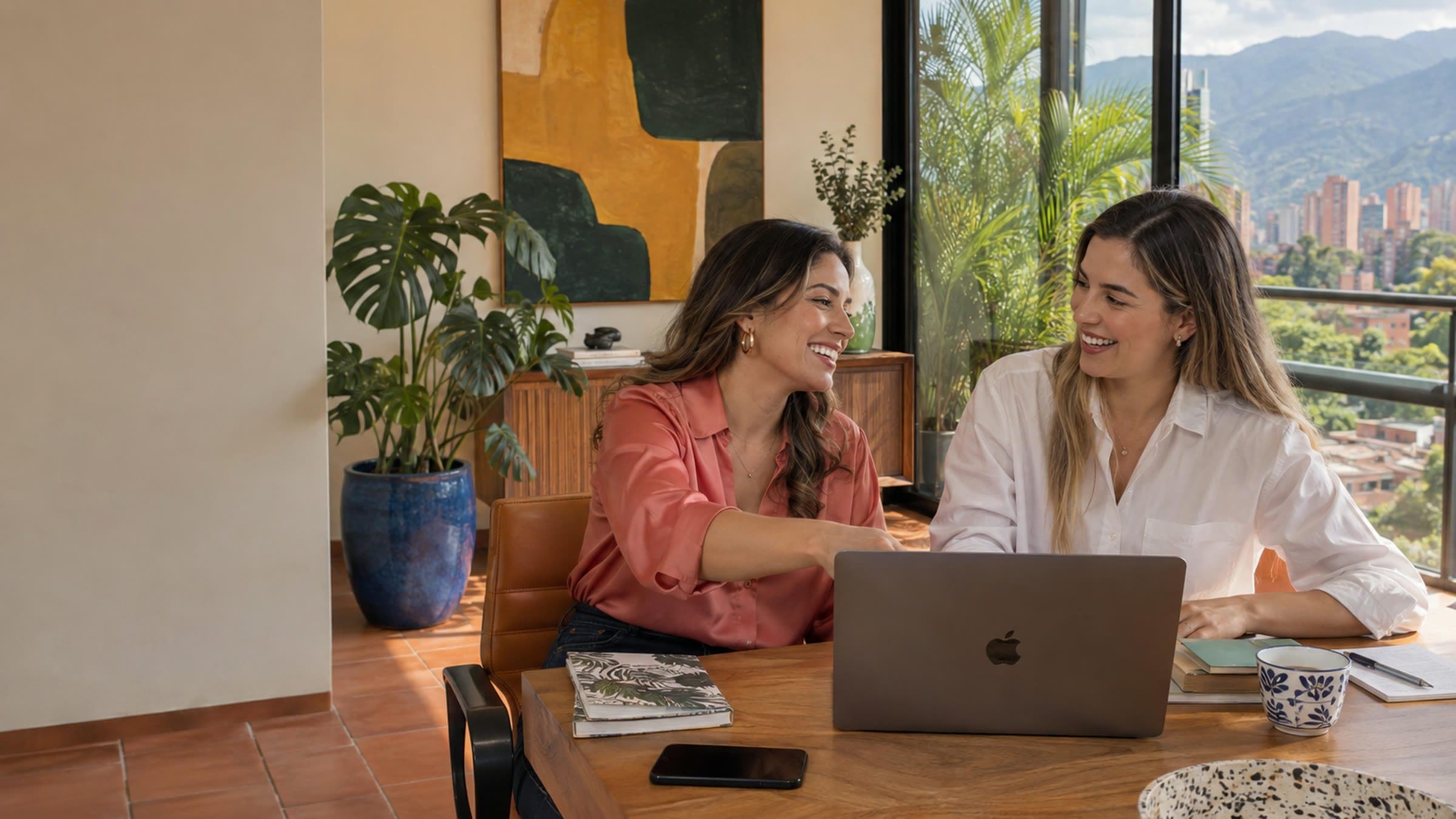 Dos profesionales de la firma revisando cifras juntas en un computador portátil