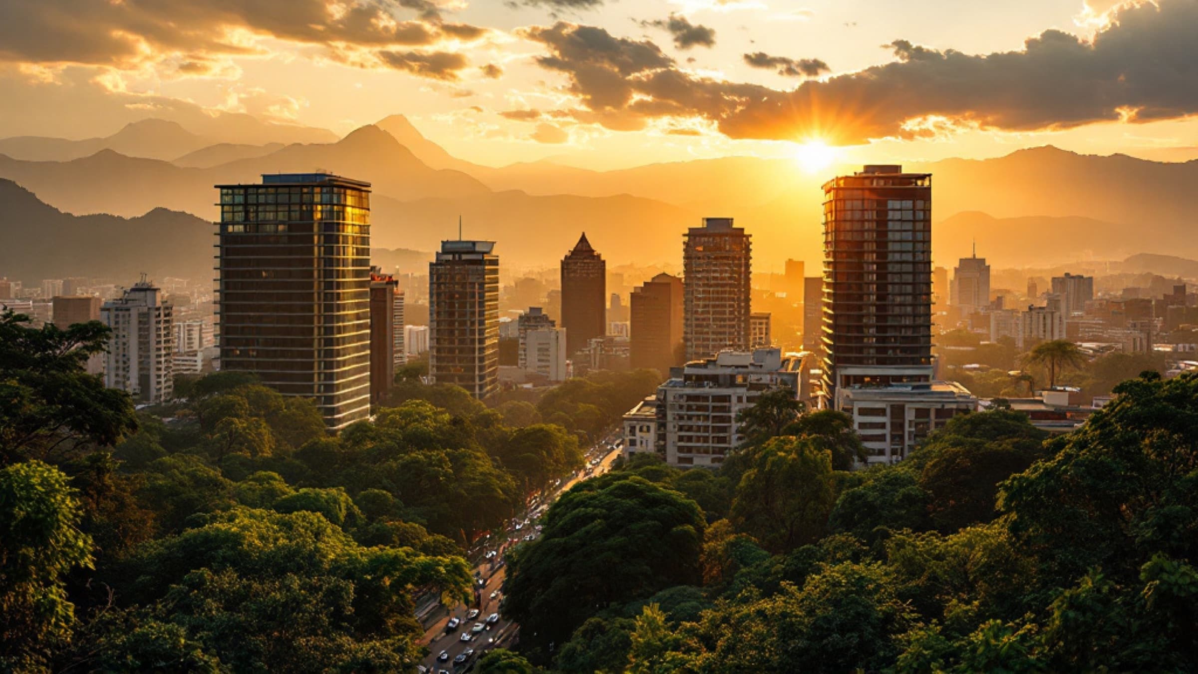 Torres de El Poblado entre árboles, con las montañas de Medellín al fondo